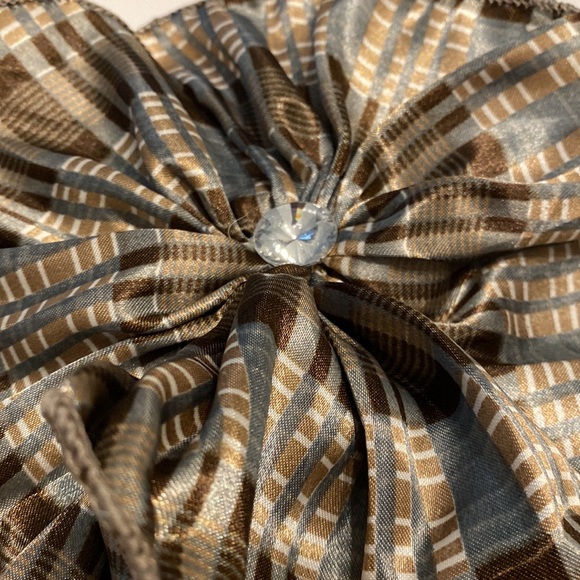 Light Fabric Plaid Pattern Scarf with Clip and Flower - Picture 4 of 5